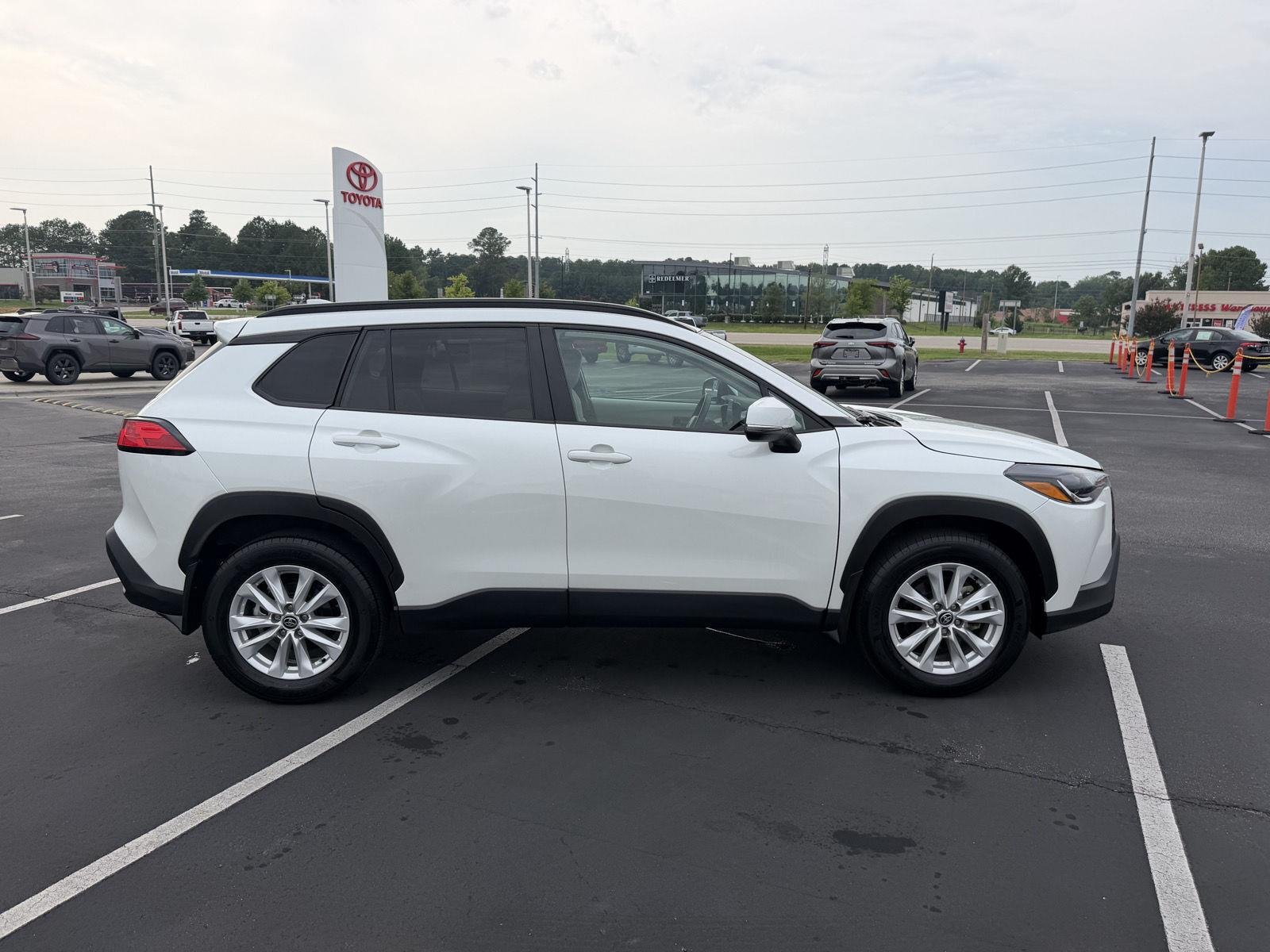 Used 2023 Wind Chill Pearl Toyota LE image 8