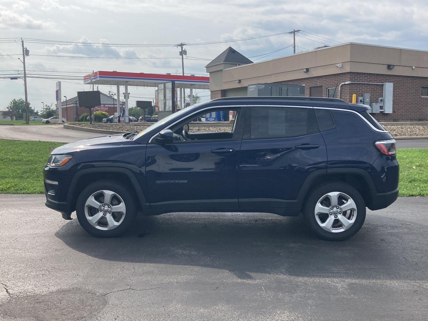 Used 2021 Jazz Blue Pearlcoat Jeep Latitude image 4