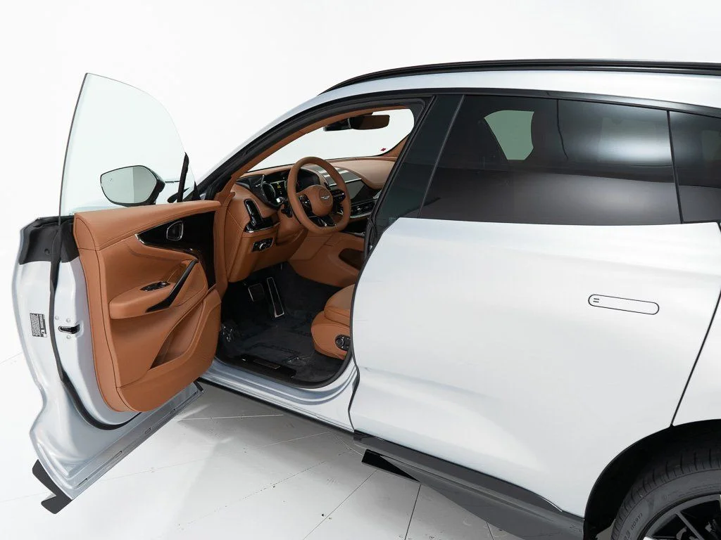 New 2026 Lightning Silver Aston Martin 707 image 9