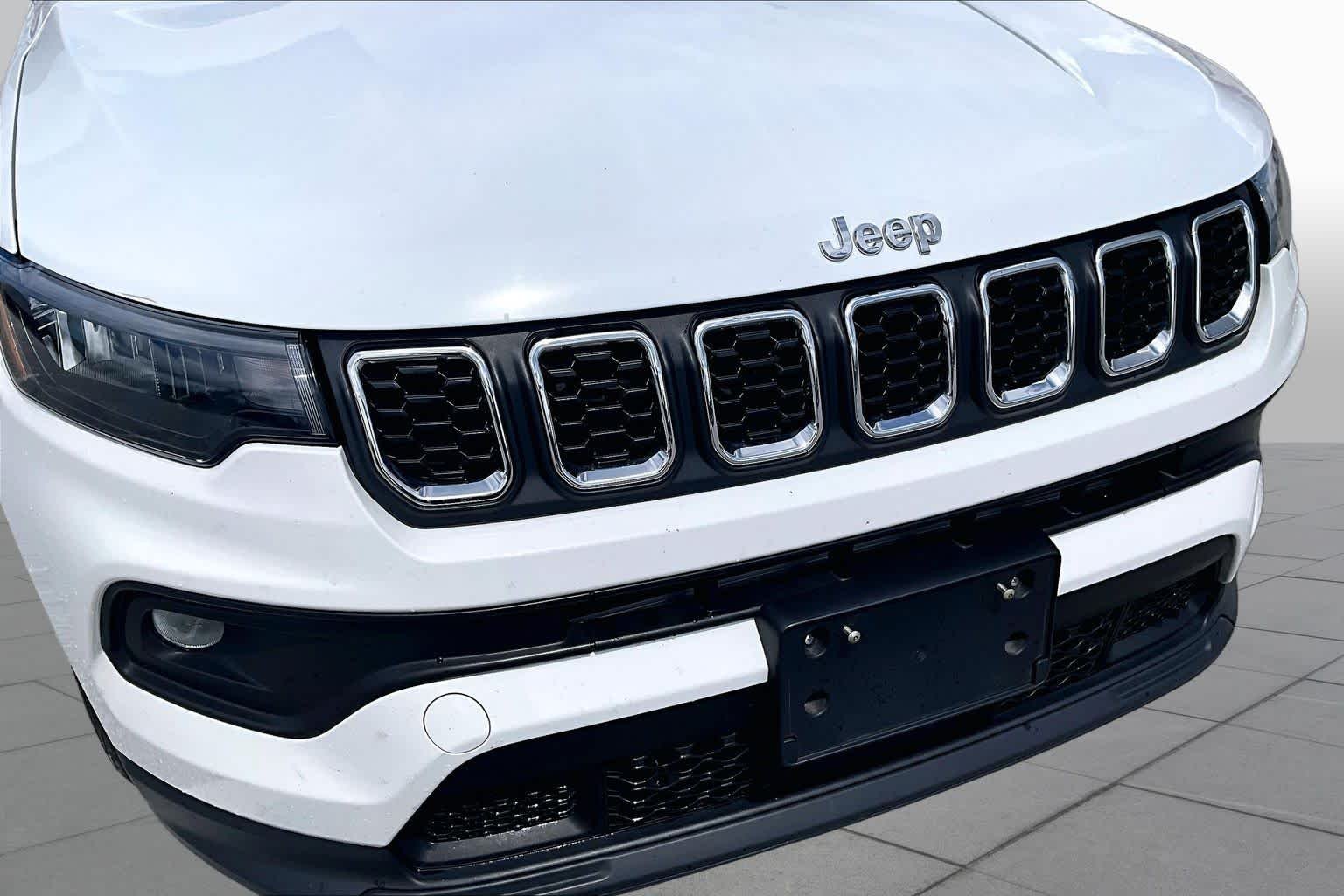 Used 2024 Bright White Clearcoat Jeep Latitude image 30