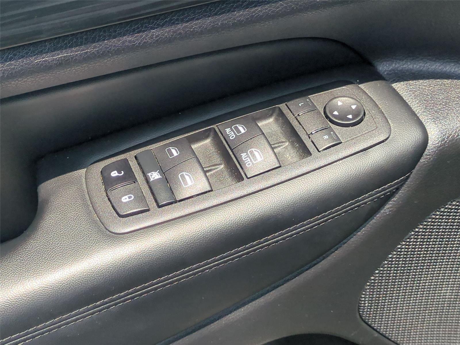 Used 2022 Diamond Black Crystal Pearlcoat Jeep Laredo X image 16