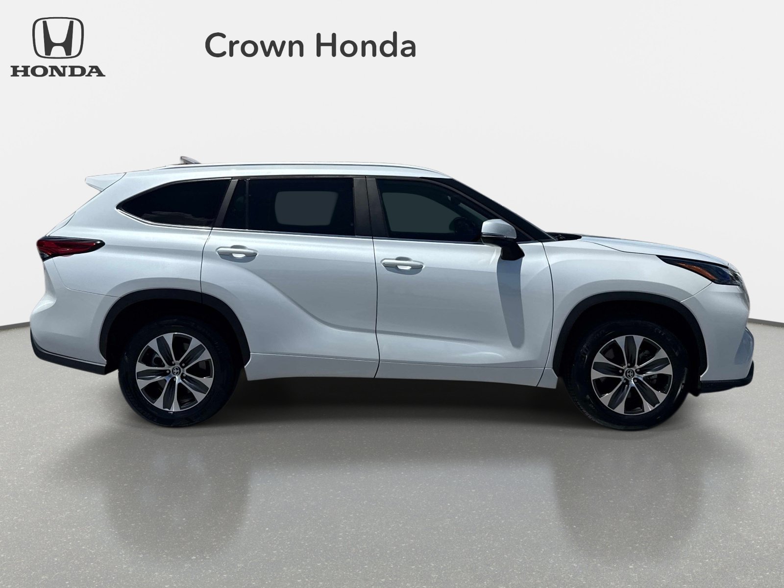 Used 2023 Wind Chill Pearl Toyota XLE image 5