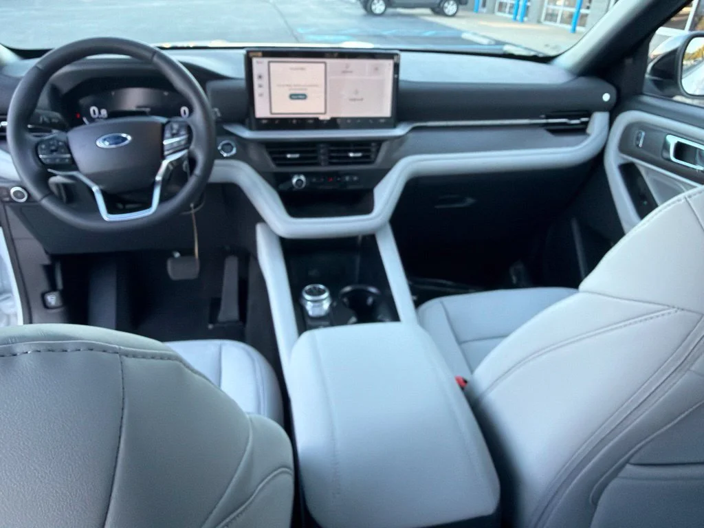 New 2027 Star White Metallic Tri-Coat Ford Platinum™ image 17