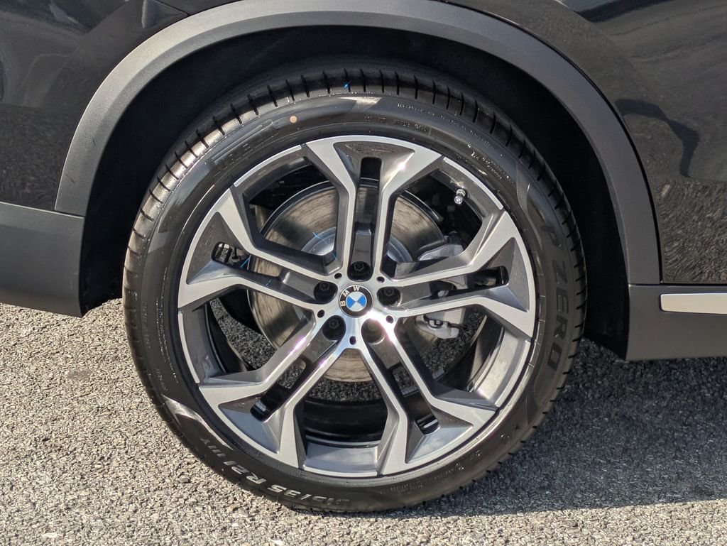 New 2026 Black Sapphire Metallic BMW sDrive40i image 9