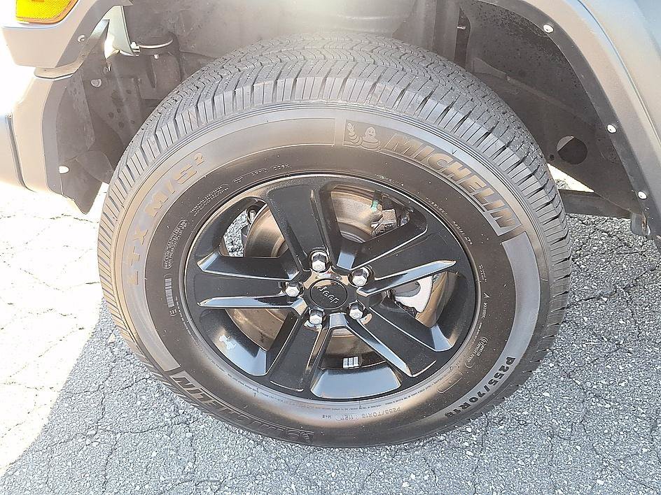 Used 2023 Earl Clearcoat Jeep Sport Altitude image 8