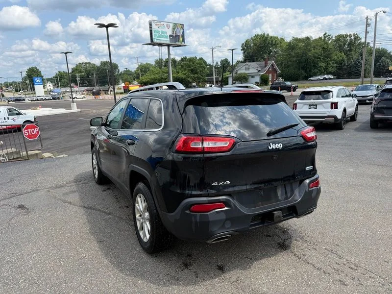 Used 2017 Black Jeep Latitude image 6