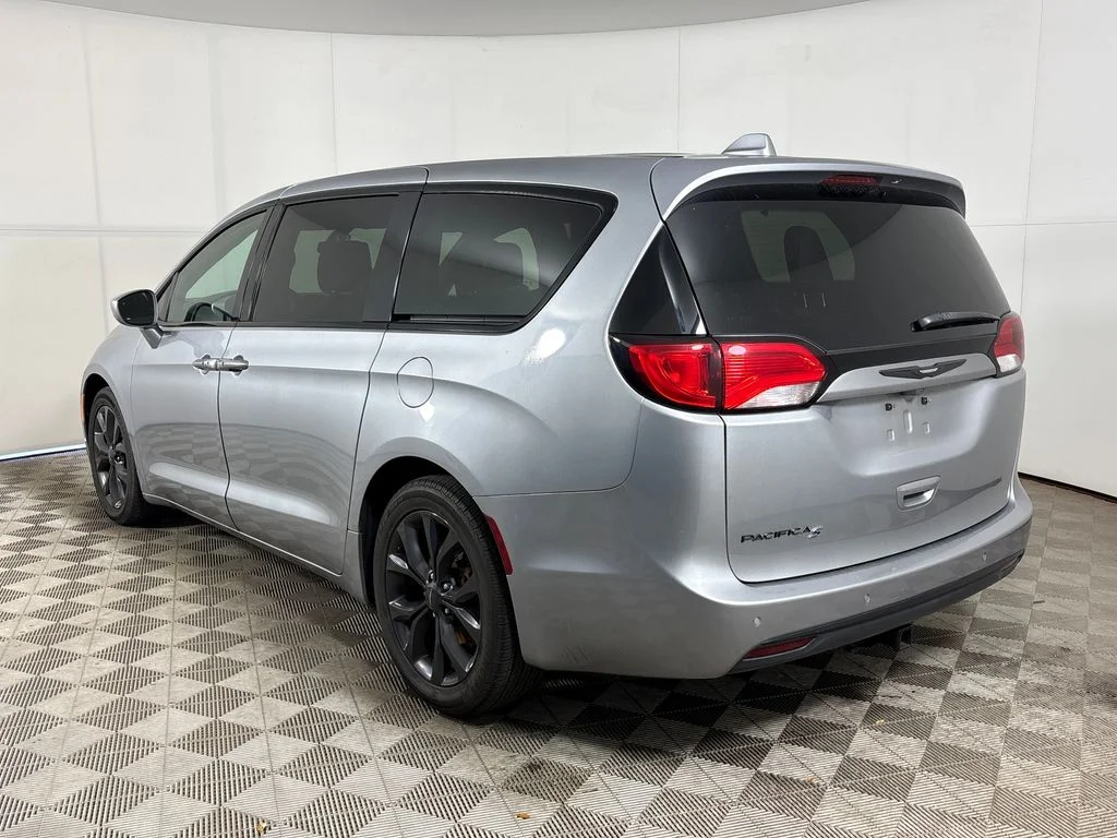 Used 2018 Silver Chrysler Touring Plus image 7