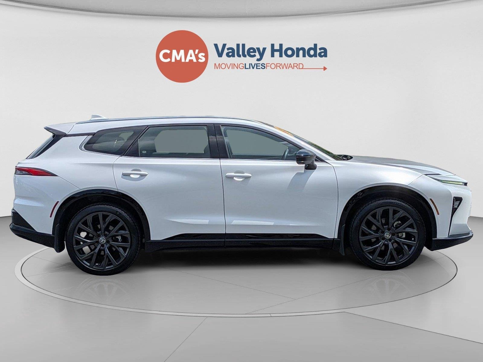 Used 2025 Oxygen White Toyota Limited image 6