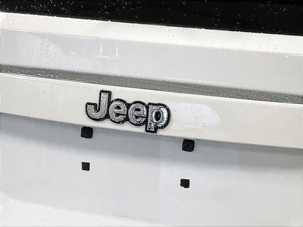 Used 2017 White Jeep Latitude image 27