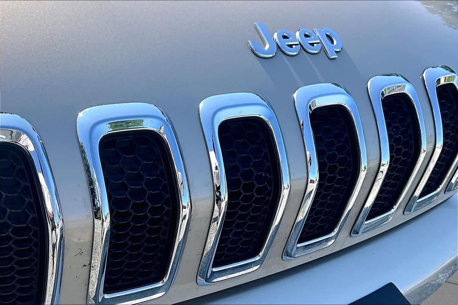Used 2015 Cashmere Pearlcoat Jeep Sport image 30