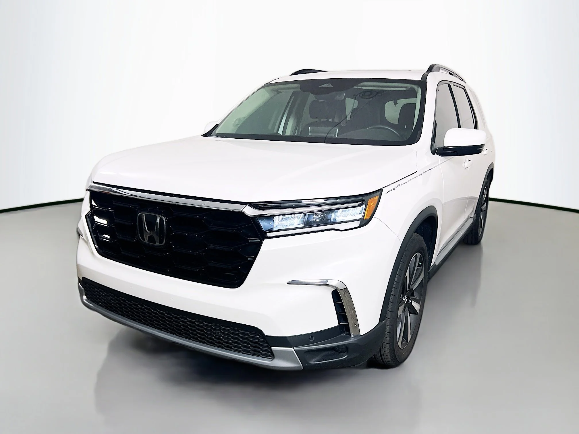 Certified Used 2025 Platinum White Pearl Honda 2WD Touring image 37