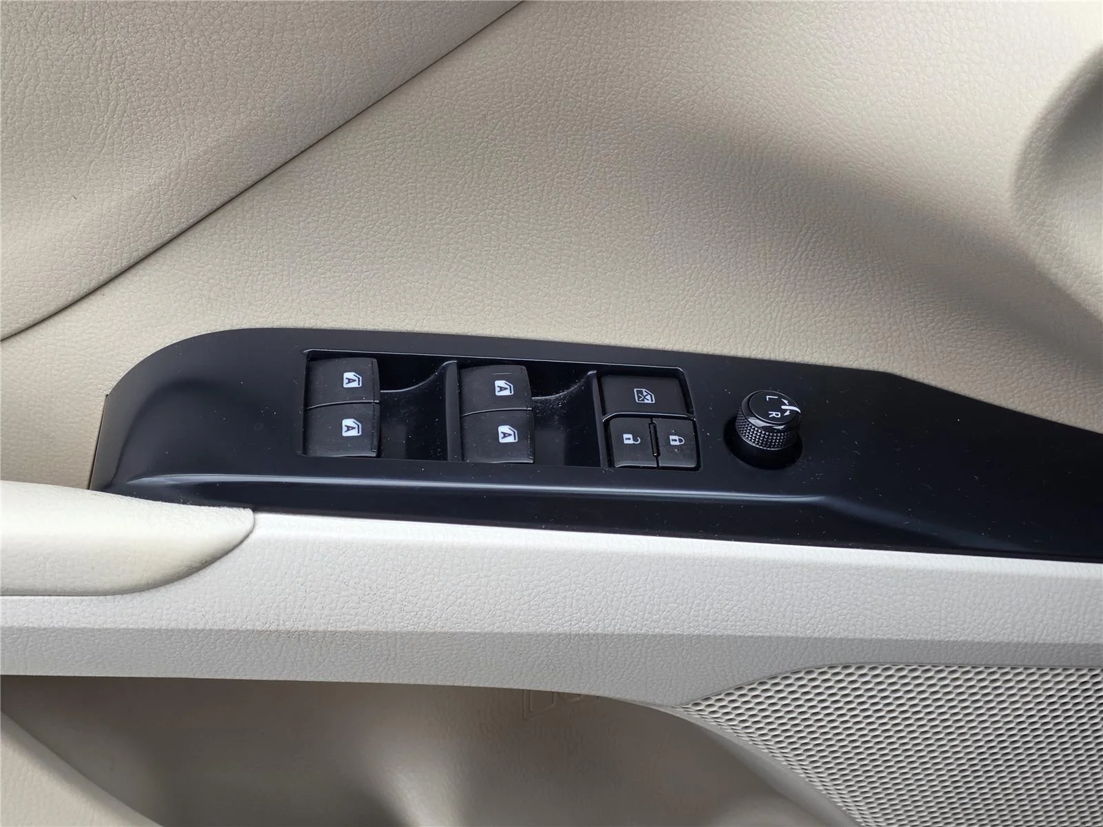 Used 2018 Super White Toyota LE image 13