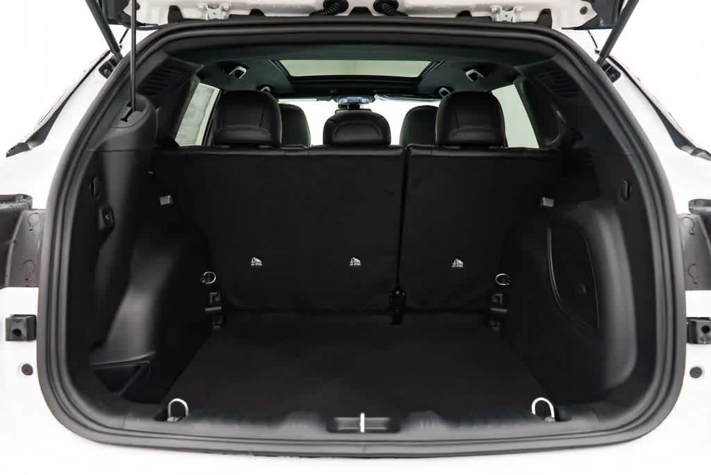 New 2026 Bright White Clear-Coat Exterior Paint Jeep Limited Altitude image 8