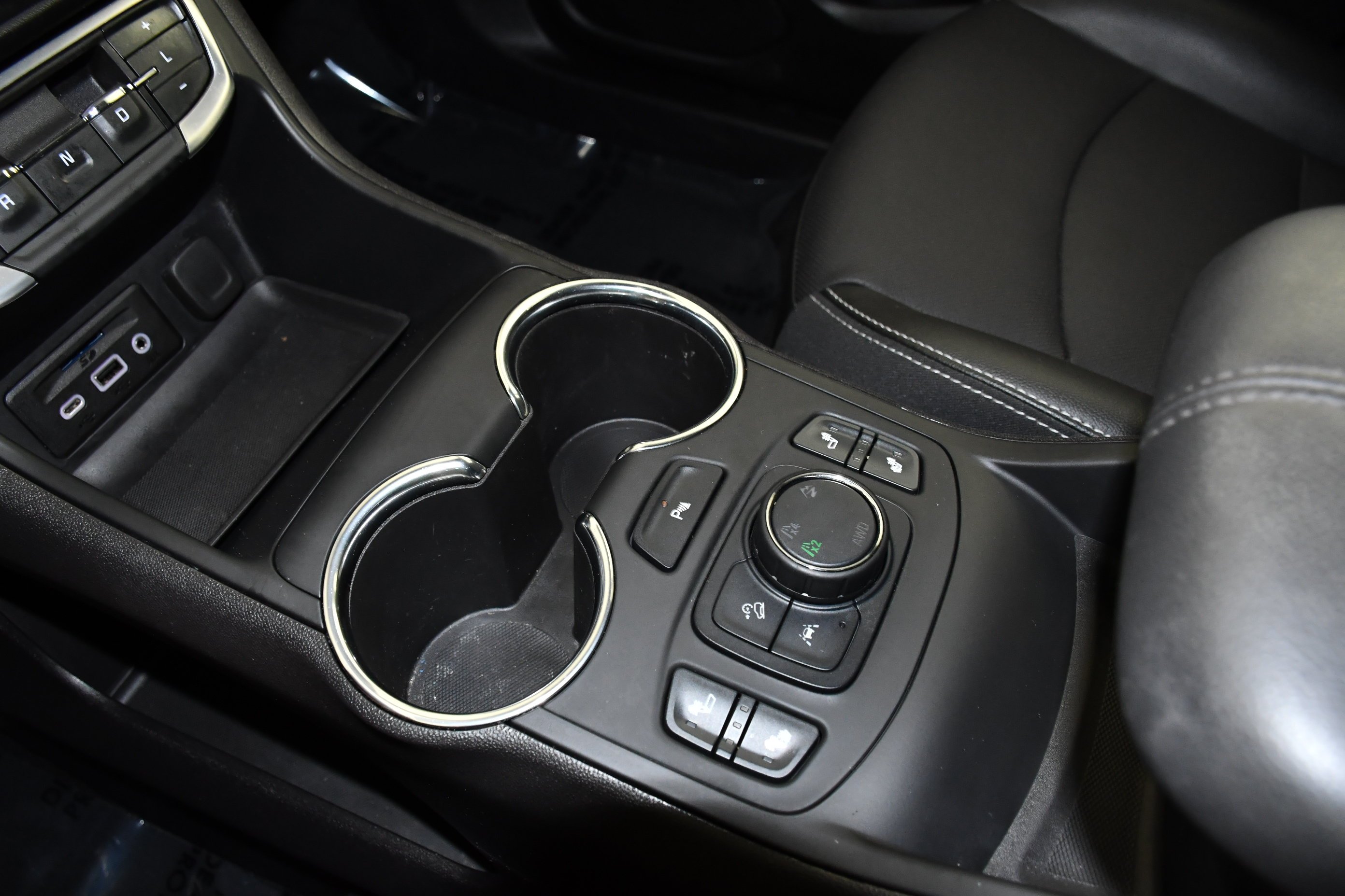 Used 2024 Sterling Metallic GMC SLT image 32