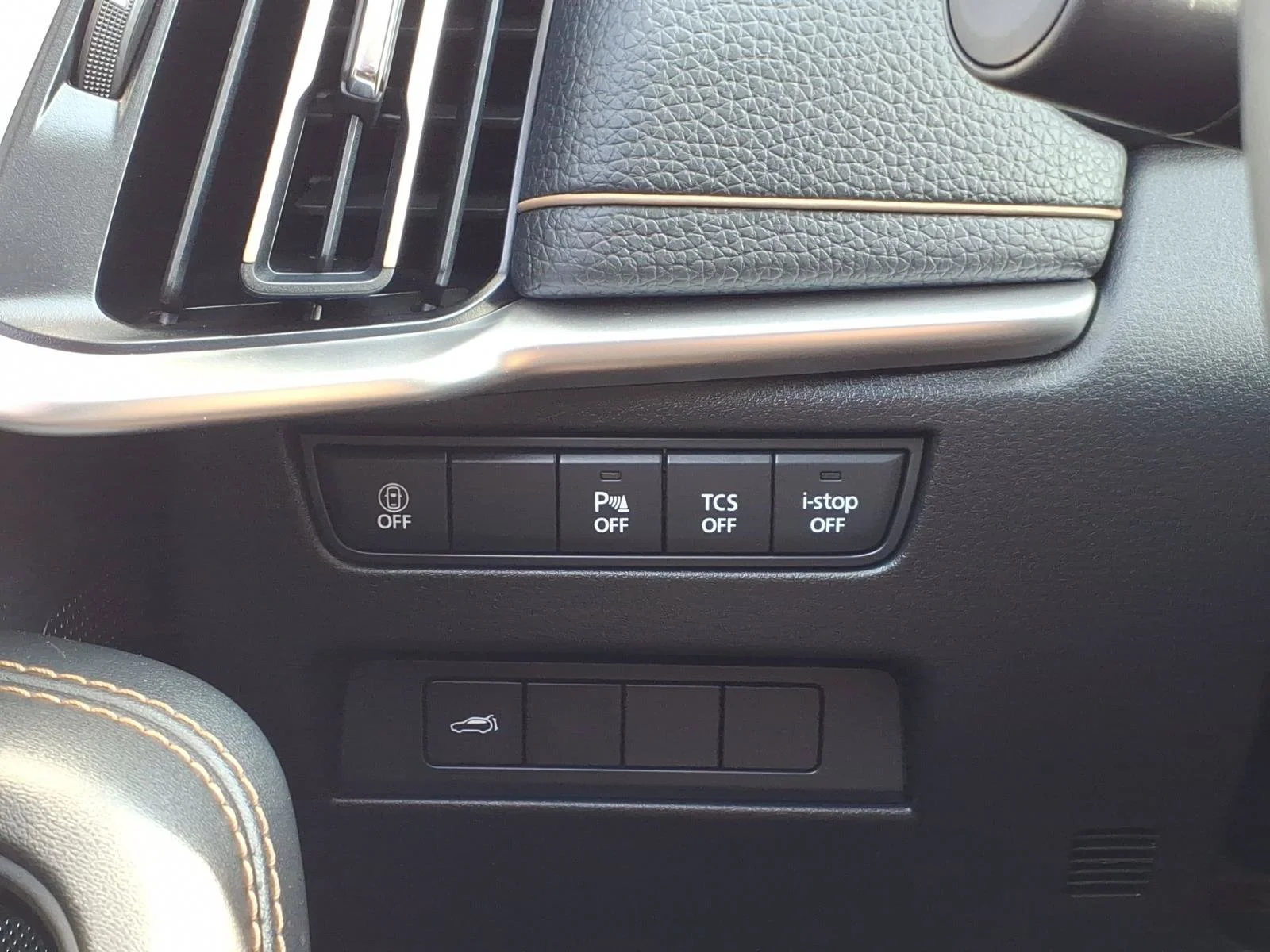 Used 2025 Jet Black Mica Mazda Preferred Package image 32