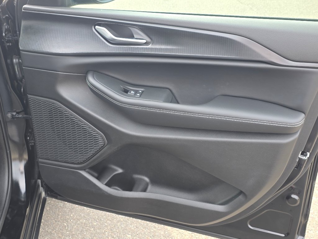 Used 2025 Diamond Black Crystal Pearl Coat Jeep Laredo X image 20