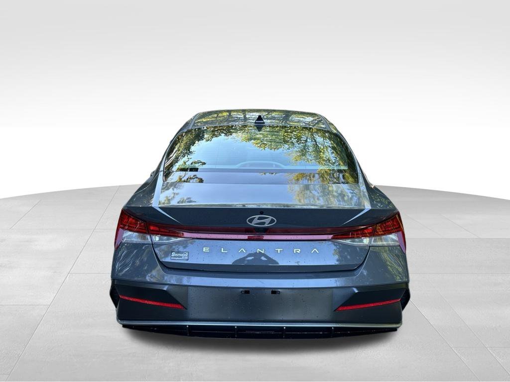 Used 2025 Gray Hyundai SEL Convenience image 4