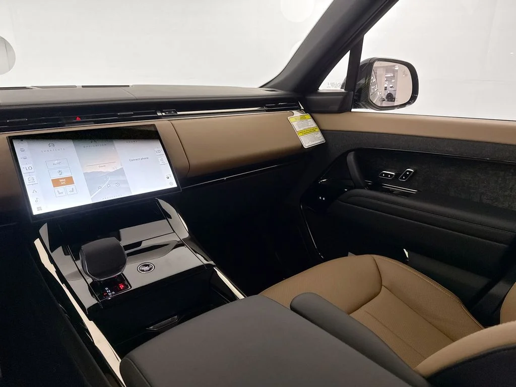 New 2026 Santorini Black Land Rover Dynamic SE image 24