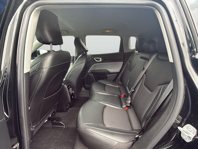 Used 2022 Black Jeep Latitude image 27
