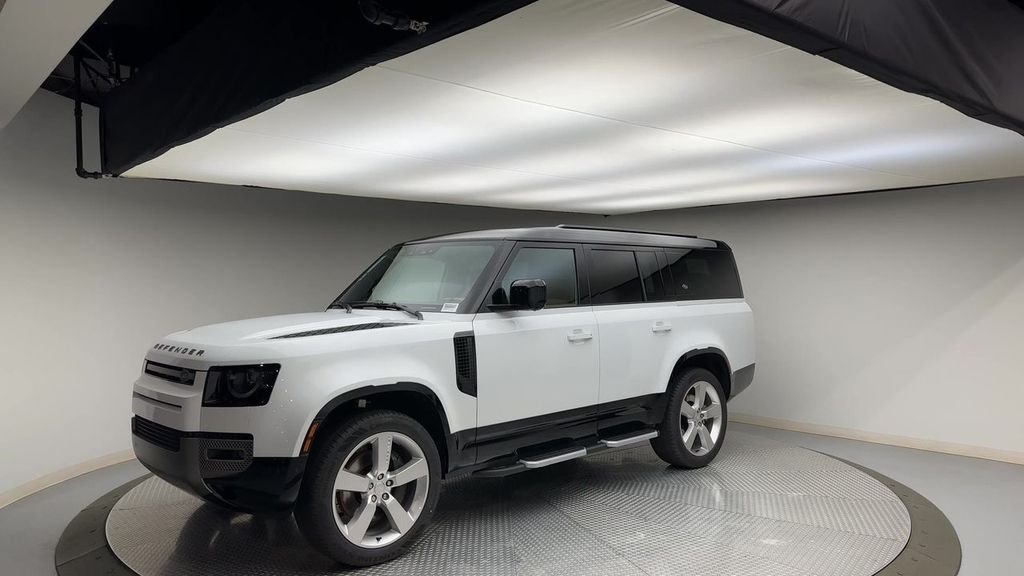 Used 2024 Fuji White Land Rover X-Dynamic SE image 4