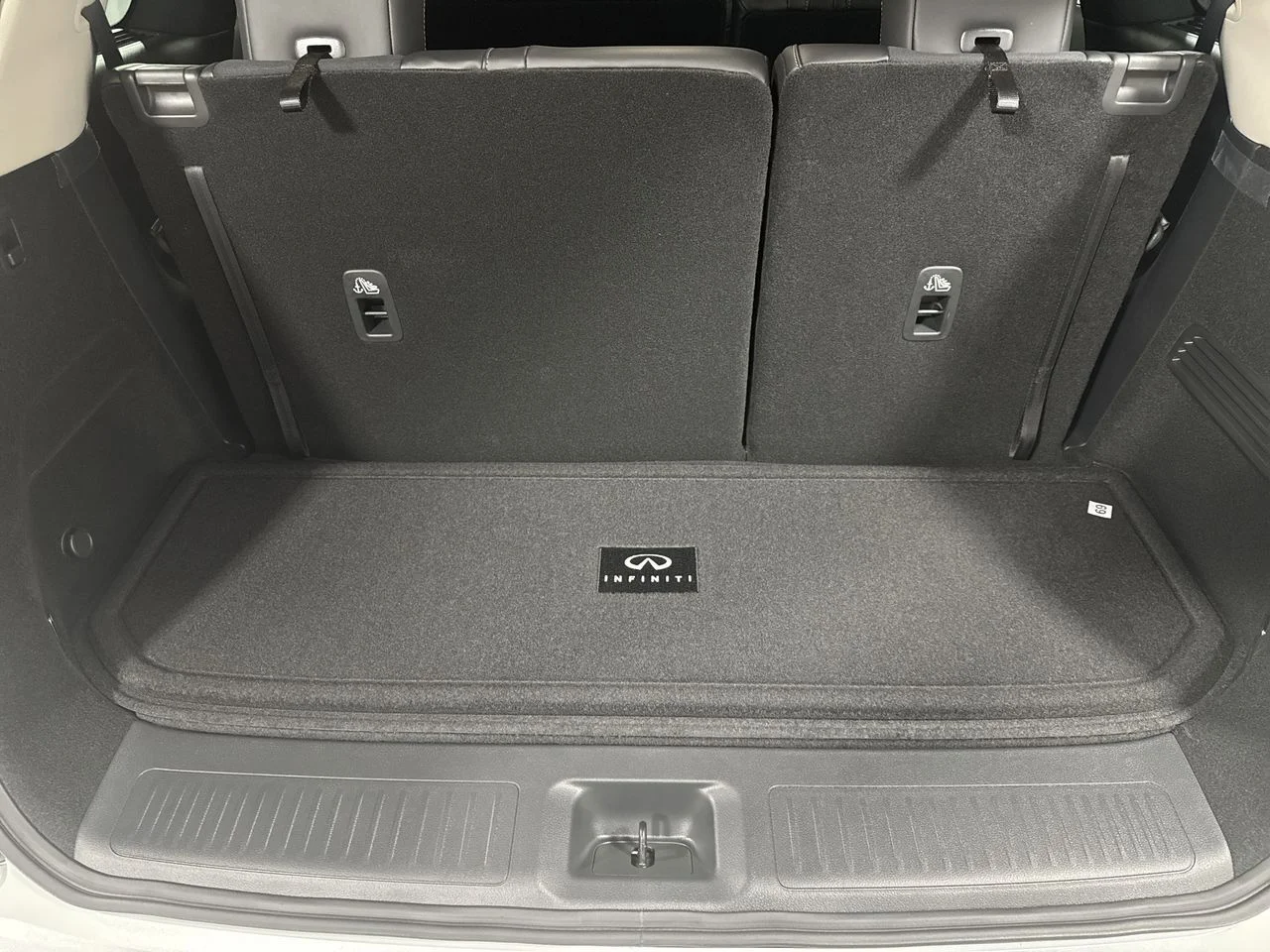 Certified Used 2026 White INFINITI LUXE image 32