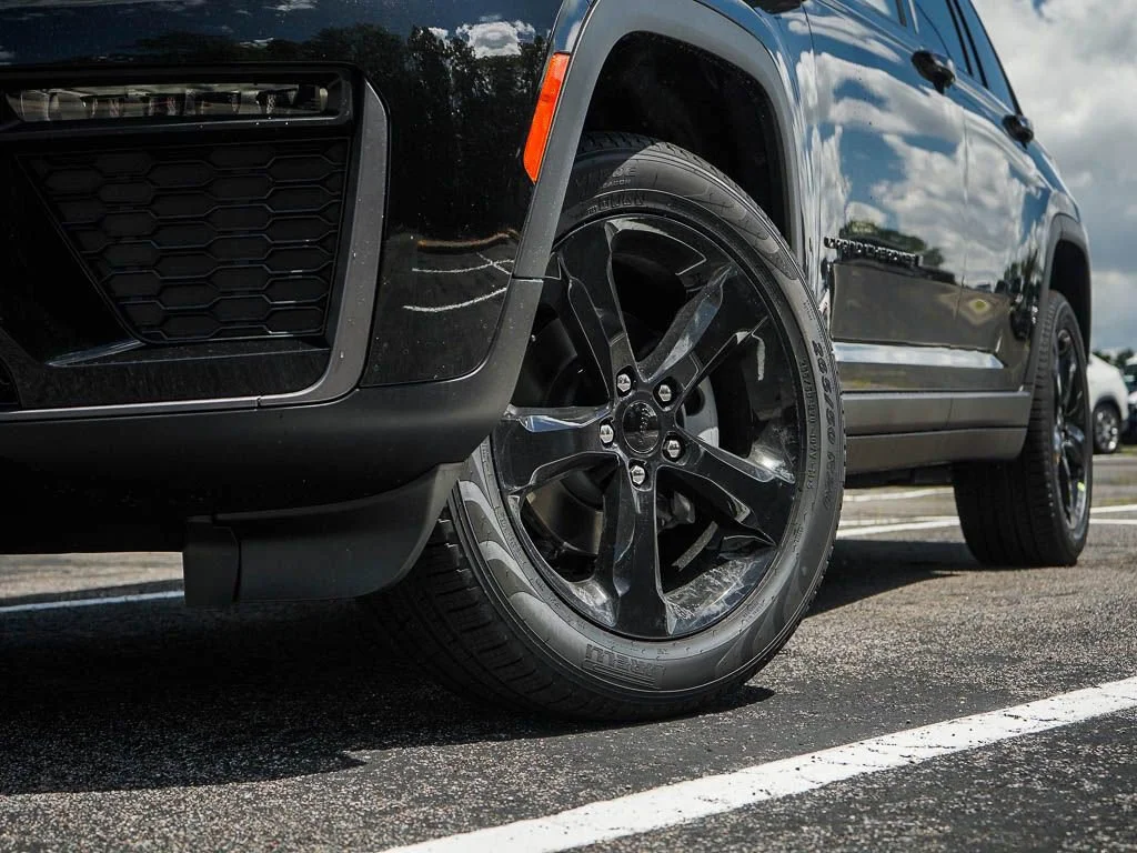 New 2026 Diamond Black Crystal Pearlcoat Jeep Limited image 6