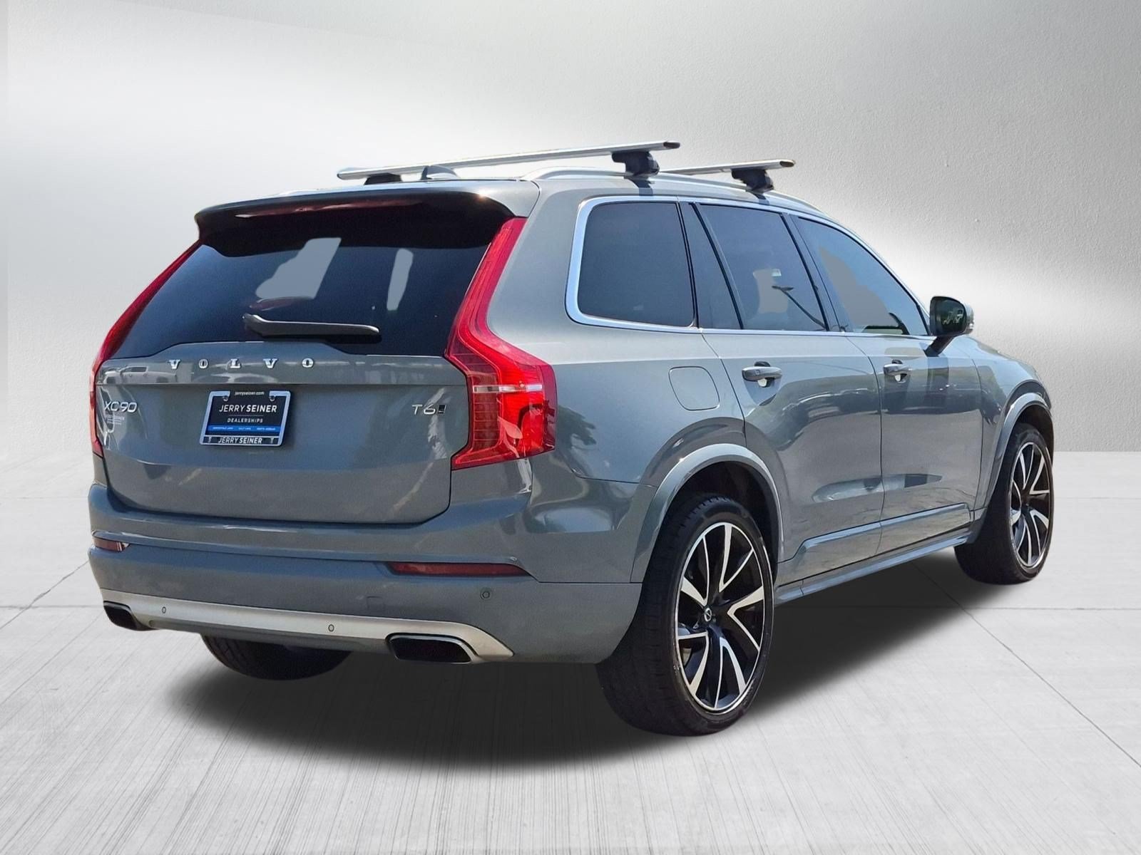 Certified Used 2020 Gray Volvo T6 Momentum 6 Passenger image 5