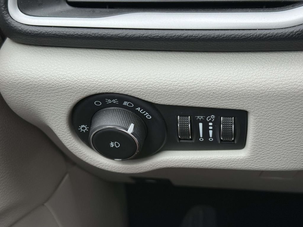 Used 2024 Black Chrysler Touring L image 27