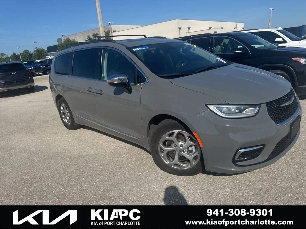 2023 Chrysler Pacifica Limited's photo