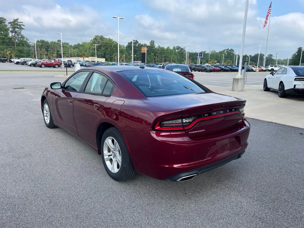 Used 2018 Red Dodge SXT image 3