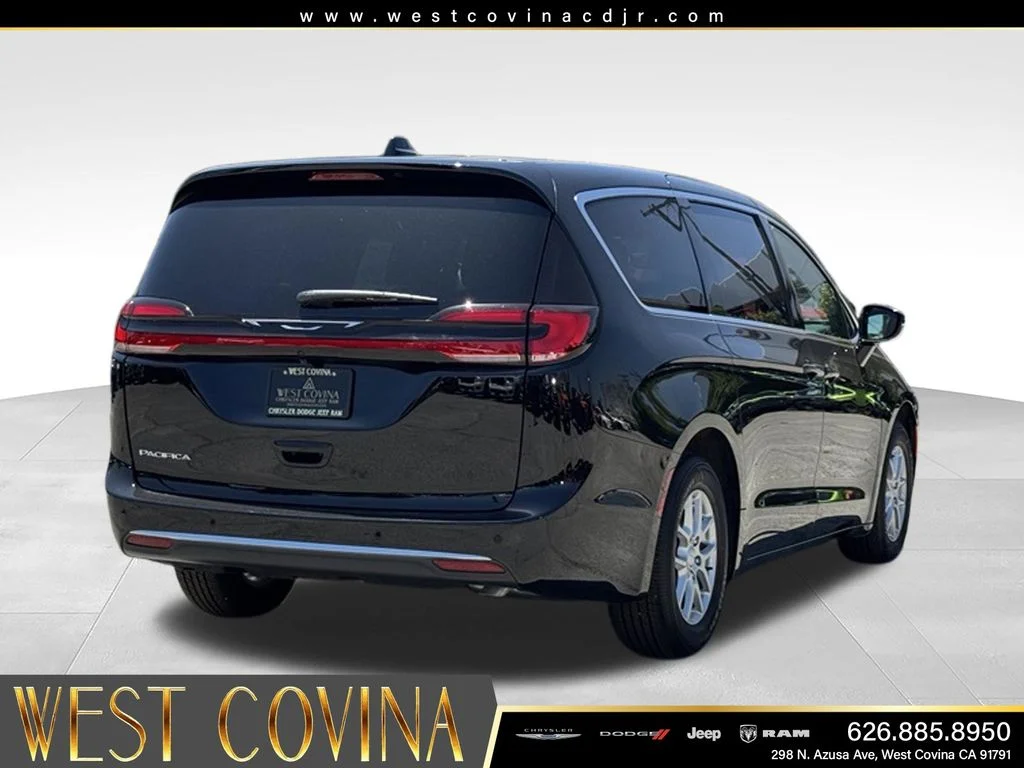 New 2027 Diamond Black Crystal Pearl-Coat Exterior Paint Chrysler Select image 8