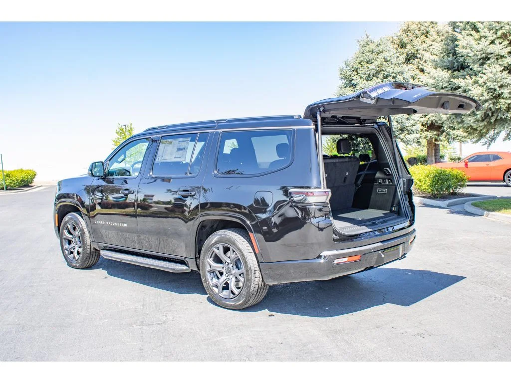 New 2026 HIGH GLOSS BLACK Jeep Limited Altitude image 9