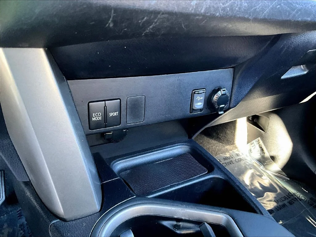 Used 2016 Silver Toyota LE image 16