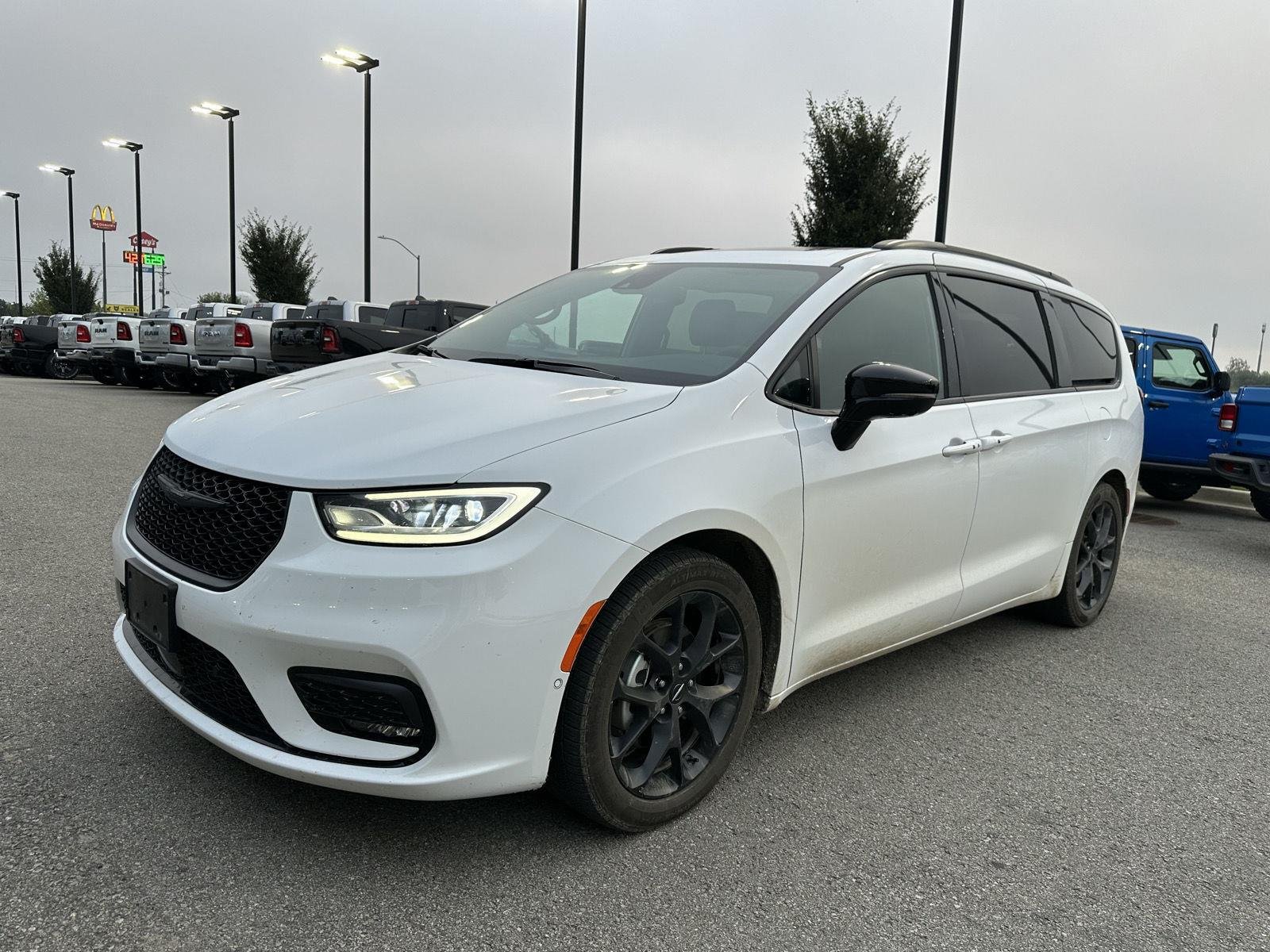 Used 2024 Chrysler Pacifica Limited with VIN 2C4RC1GG7RR111378 for sale in Kansas City