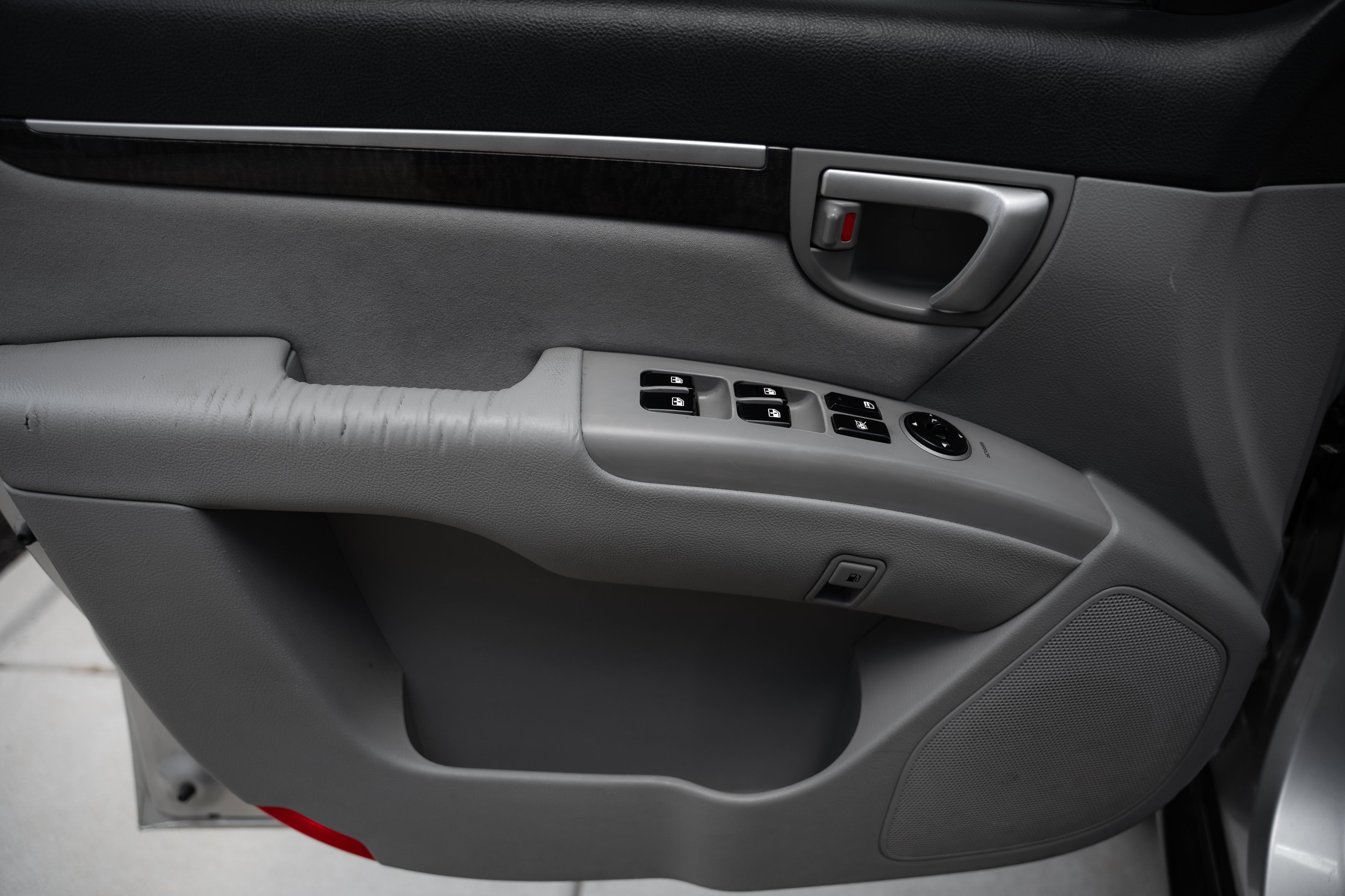 Used 2007 Bright Silver Hyundai SE image 18