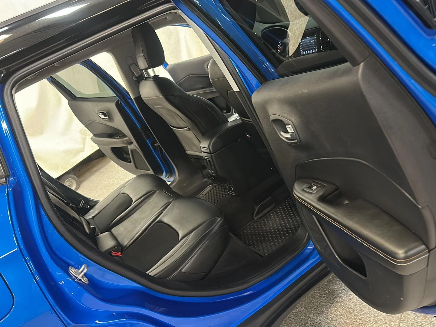 Used 2018 Laser Blue Pearlcoat Jeep Latitude image 27