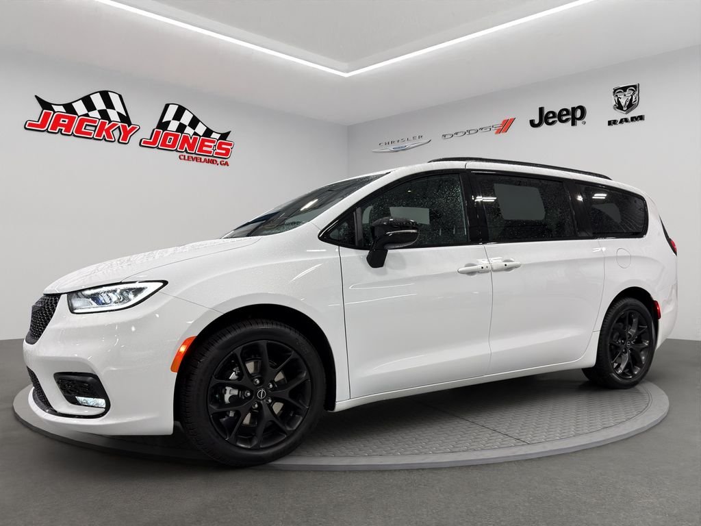 2026 Chrysler Pacifica Select's photo