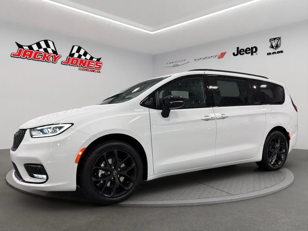 2026 Chrysler Pacifica Select's photo