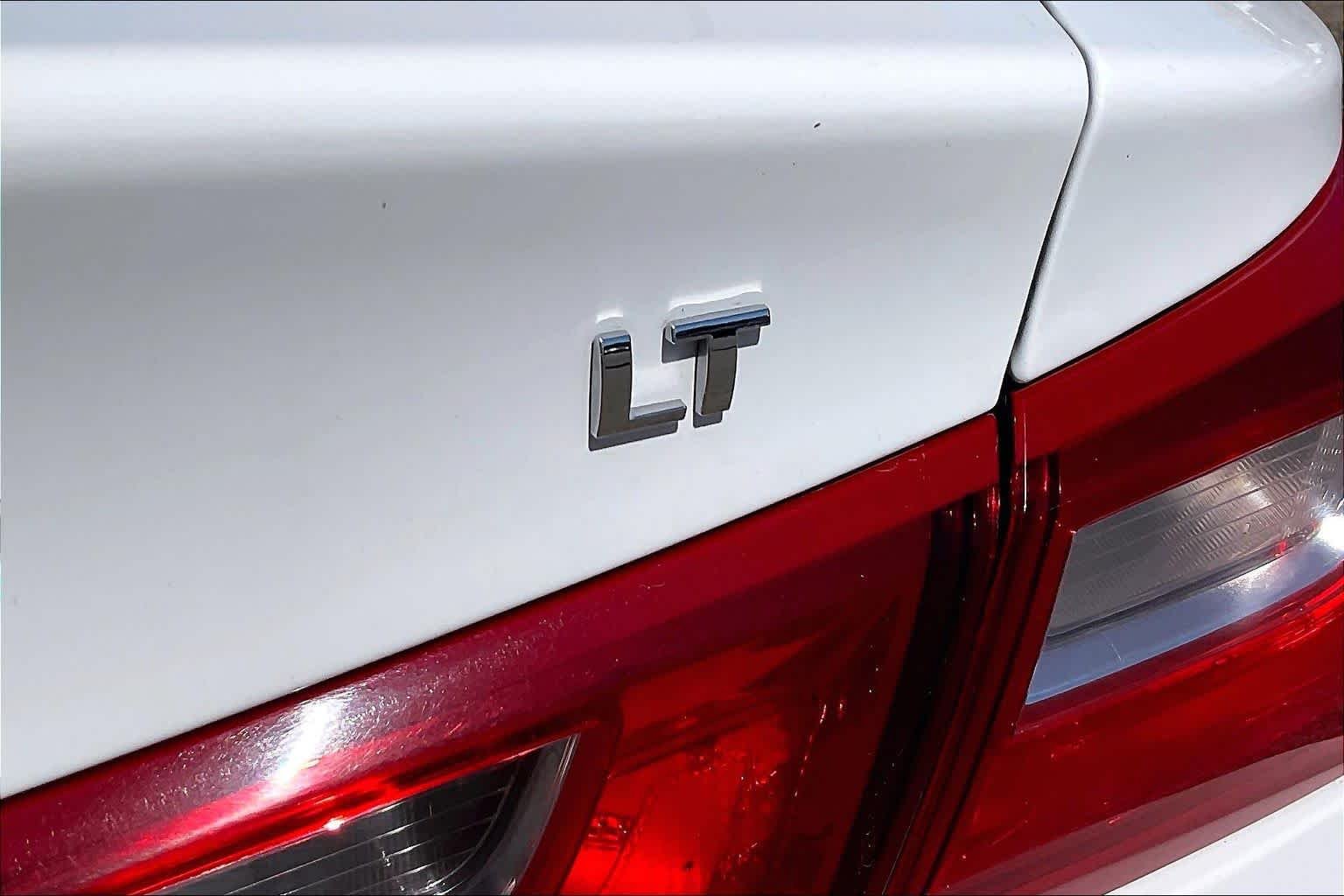 Used 2024 Summit White Chevrolet LT image 10