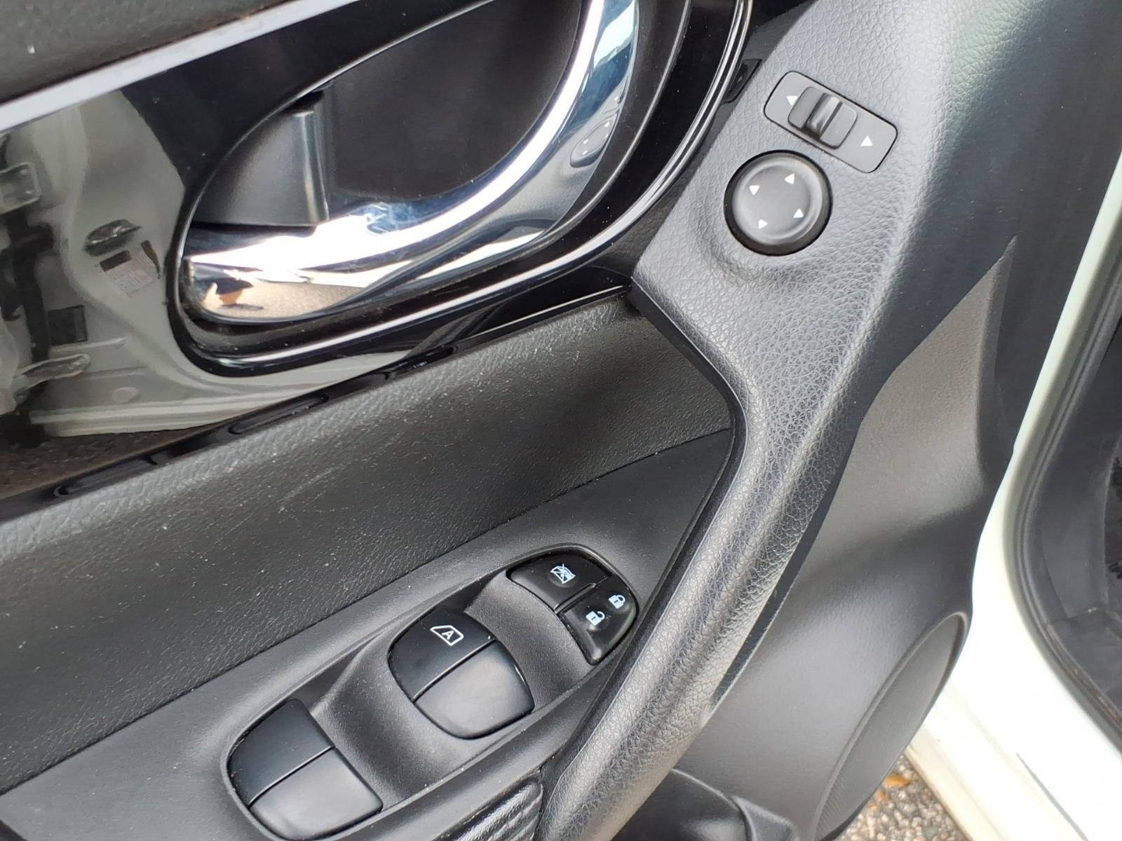 Used 2021 Pearl White Tricoat Nissan SL image 11