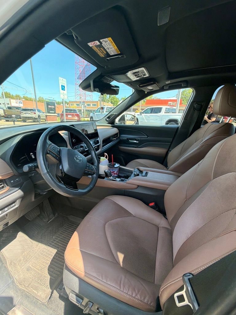Used 2024 Off-white Toyota Hybrid Platinum MAX image 17