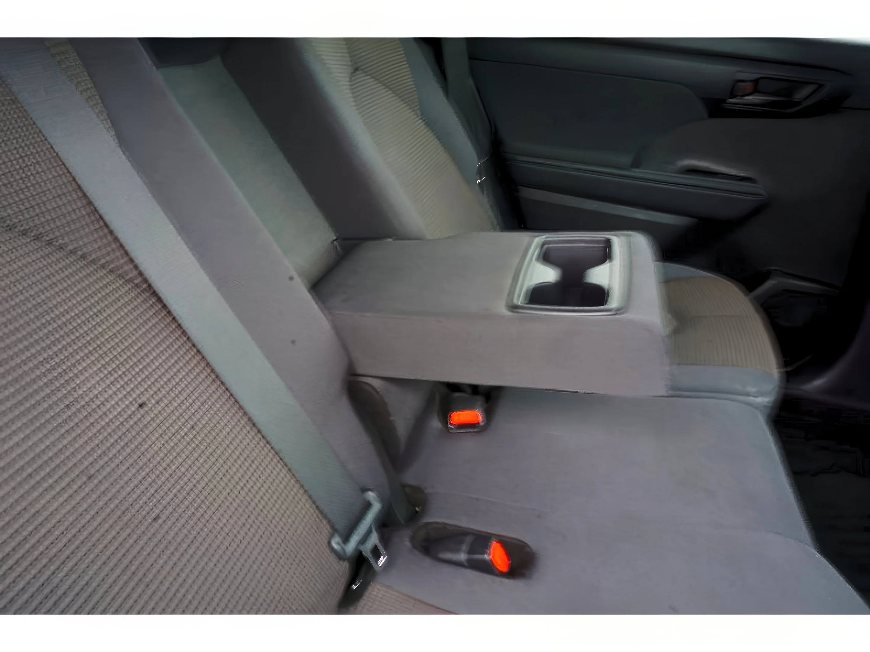 2024 Toyota Highlander LE - Photo 27