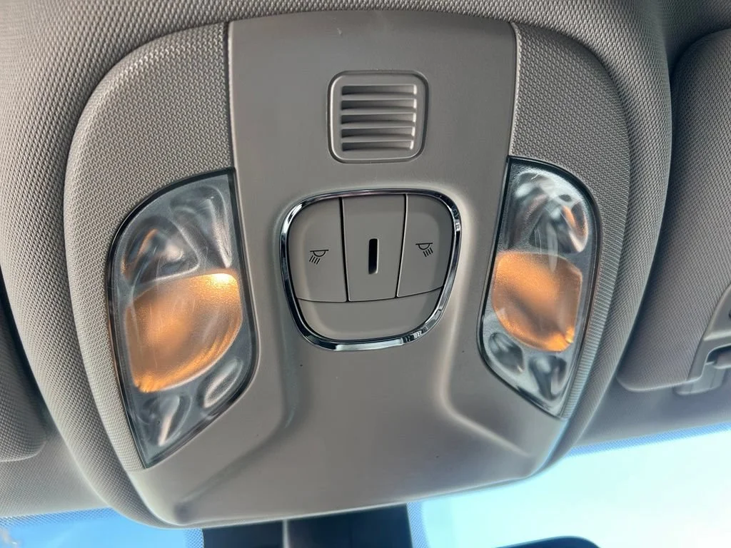 Used 2022  Jeep Latitude image 21
