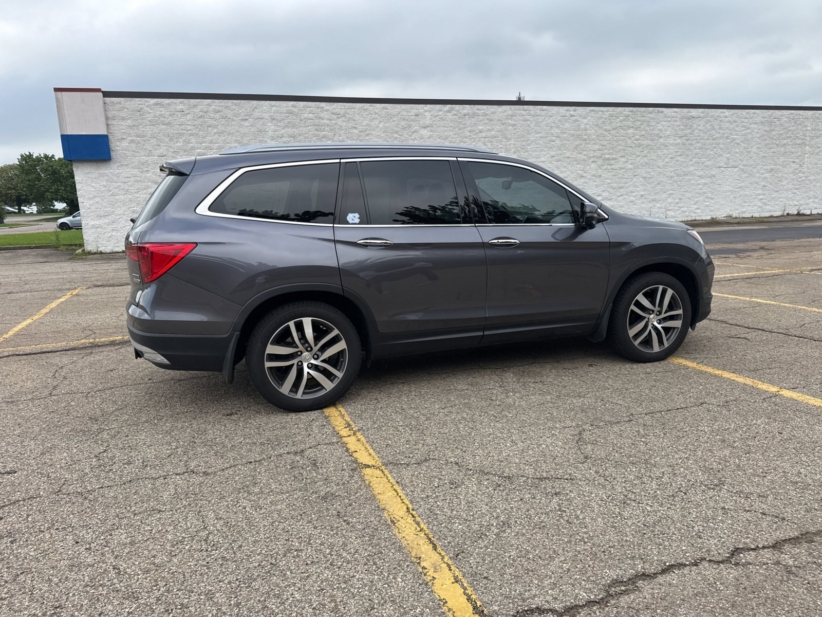 Used 2017 Modern Steel Metallic Honda Touring image 26