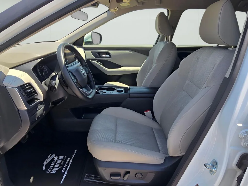 Used 2025 Everest White Pearl Nissan SV image 9