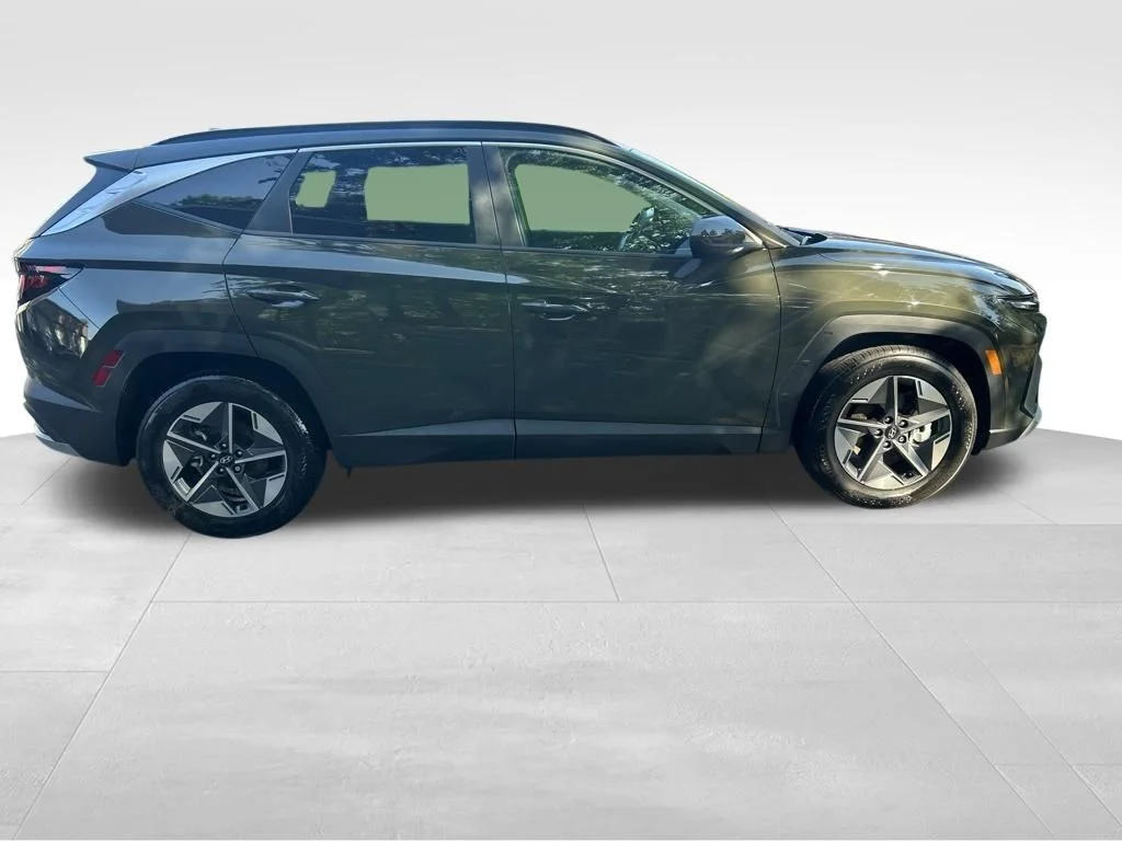 Used 2025 Green Hyundai SEL image 7
