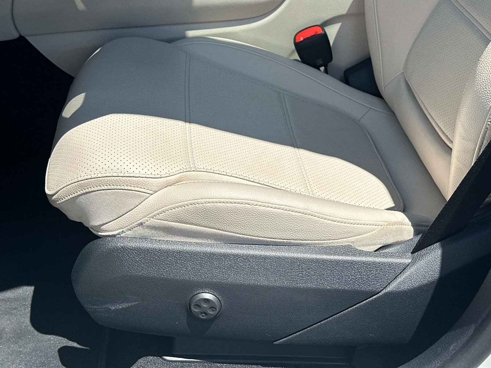 Certified Used 2023 Polar White Mercedes-Benz GLC 300 image 17