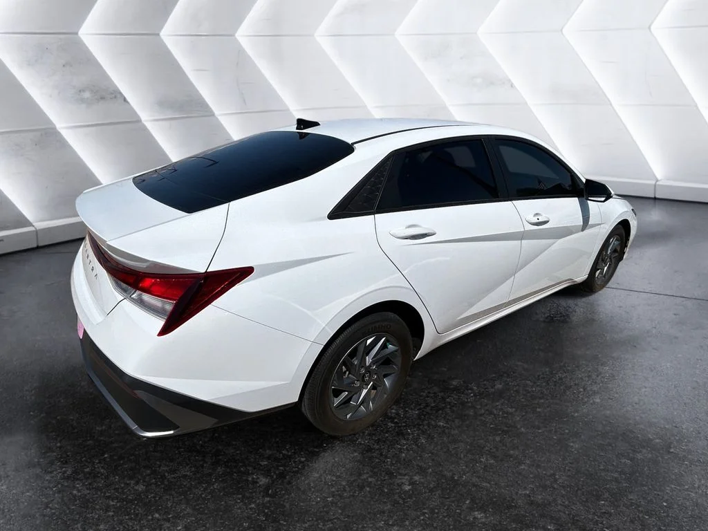 Used 2024 White Hyundai SEL image 4