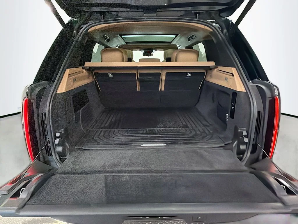Certified Used 2025 British Racing Green SV Bespoke Ultra Met Gloss Land Rover Autobiography image 28