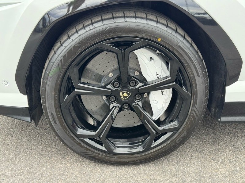 Used 2019  Lamborghini Base image 42